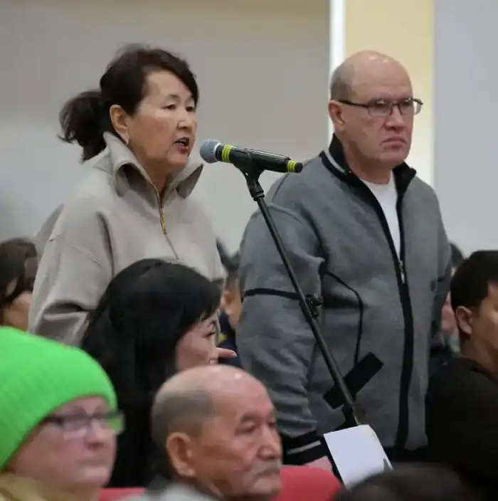 Аким Павлодарской области Асаин Байханов провел встречу с жителями Аксу: в центре внимания — вопросы развития города (9)