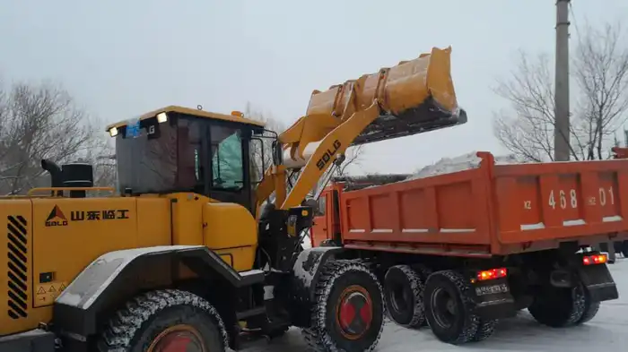 Обильный снегопад в Астане: коммунальные службы работают круглосуточно (8)