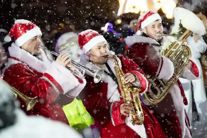 Алматы одновременно зажжет огни новогодних елок во всех районах (2)