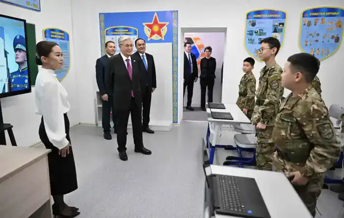 Глава государства посетил специализированную военную школу-интернат в Таразе (5)