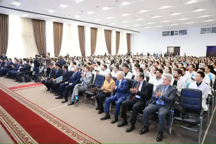 В Актобе авторы QazVac и эксперты в сфере медицины обсудили с будущими врачами национальные ценности (5)