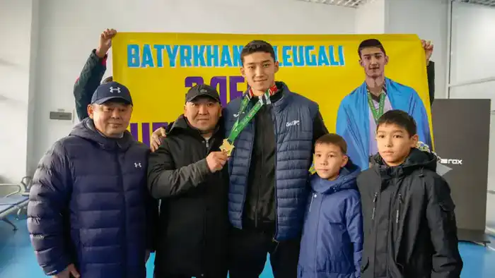 Восточноказахстанцы встретили победителя чемпионата мира в аэропорту (5)