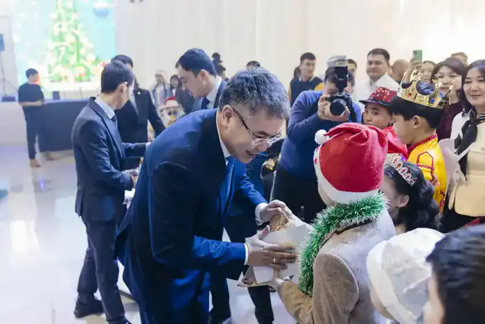 Зимняя сказка для сердец: Президентская ёлка зажгла звёзды в Атырау Астане