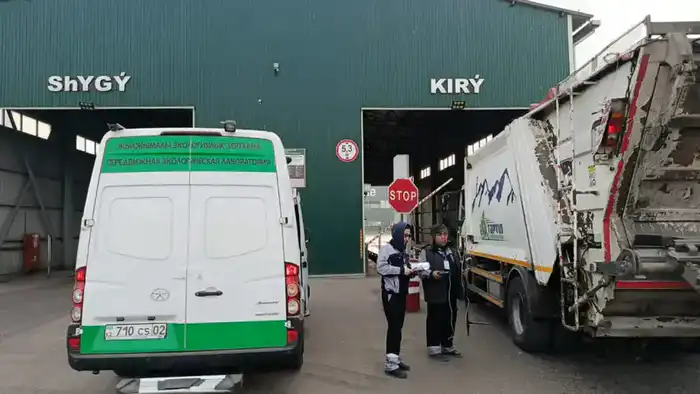 Ужесточение контроля за вывозом мусора в Алматы способствует снижению атмосферного загрязнения Астане