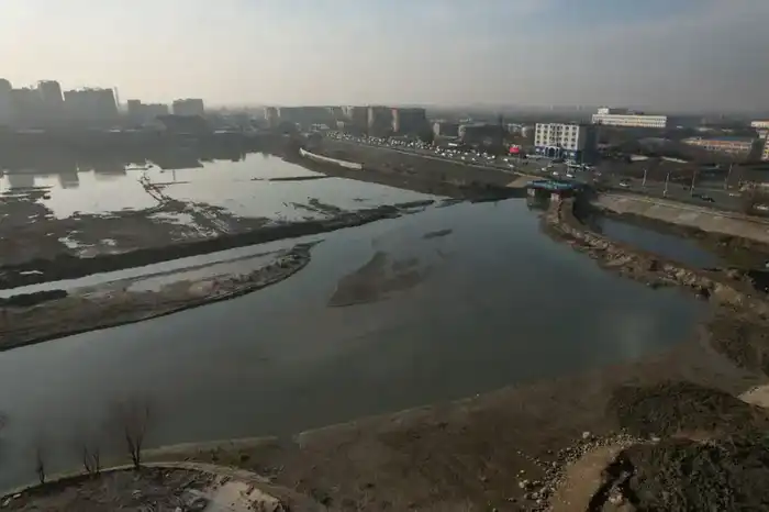 В Алматы понтонные мосты на Сайране ежегодно снимают на зиму из-за понижения уровня воды (5)