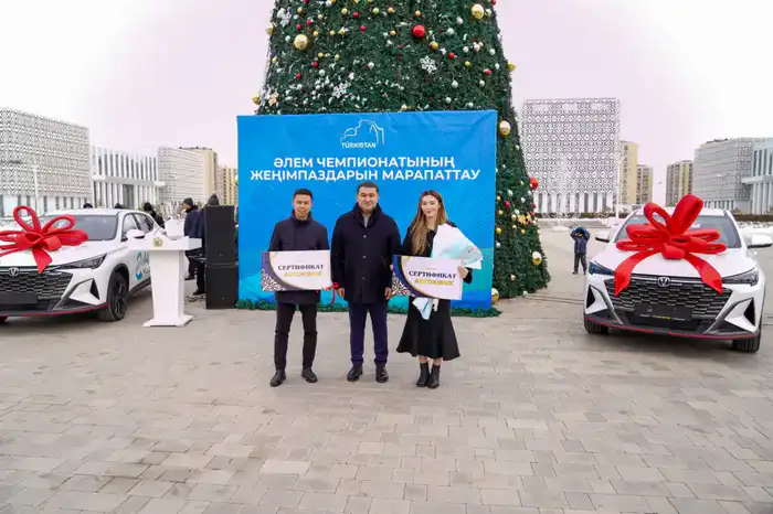Награждение чемпионов мира в Туркестане: Аким области вручил автомобили Сакену Бибосынову и Асель Канай Астане