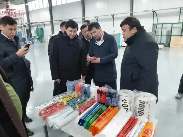 Вице-министр торговли и интеграции РК Айдар Абилдабеков посетил предприятия Туркестанской области и провёл встречу с населением и представителями бизнеса (5)