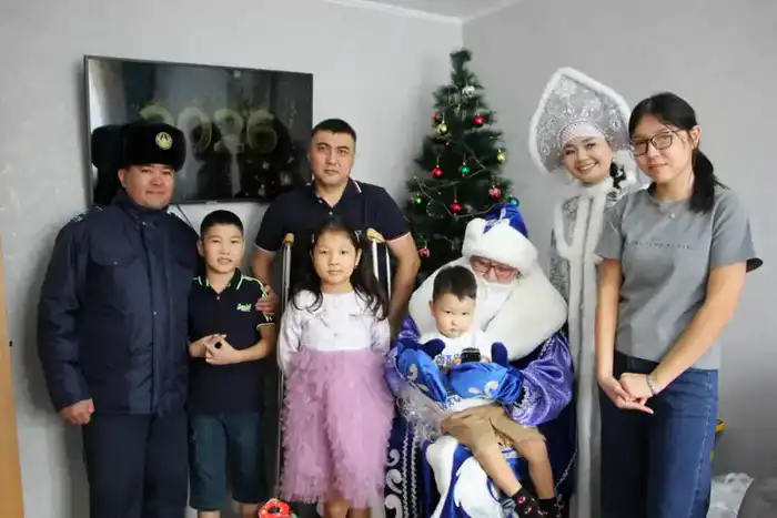 Поздравление детей сотрудников полиции с Новым годом в ВКО Астане