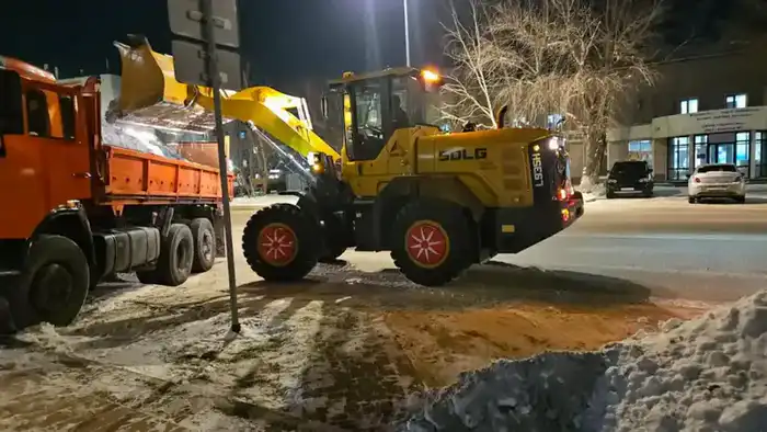 Свыше тысячи единиц спецтехники вышли на уборку снега в Астане в ночную смену (3)