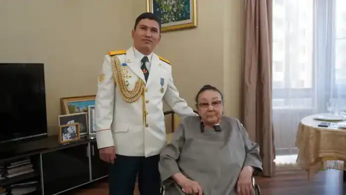 Поздравление Бибигуль Тулегеновой от военнослужащих в Алматы Астане