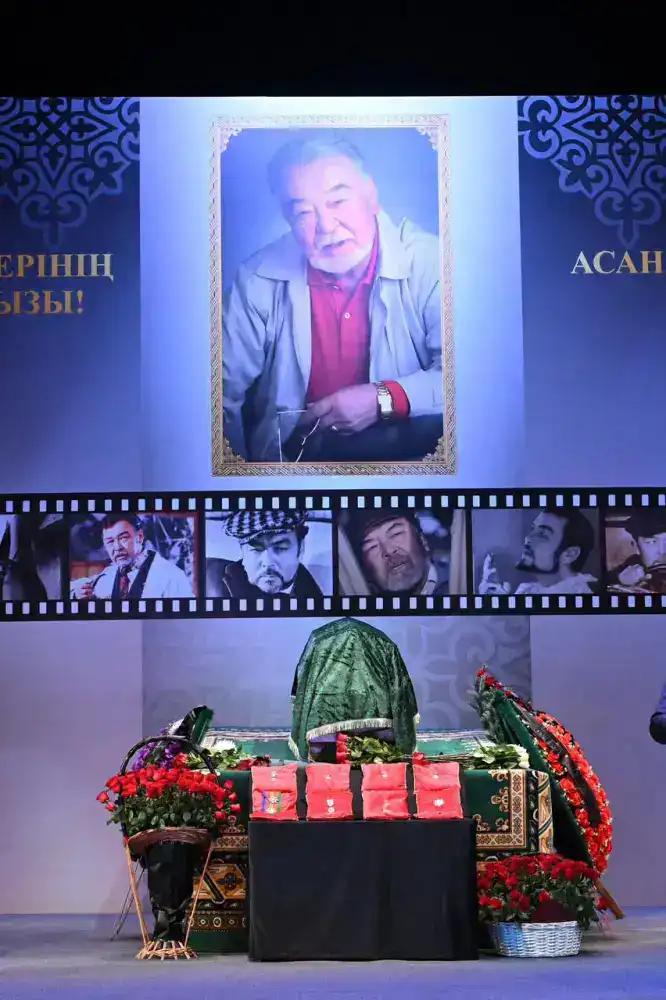 Последний поклон: Алматы проводила в последний путь звезду театра Асанали Ашимова Астане