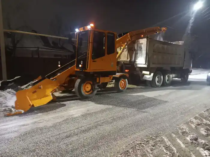 В Астане продолжается снегоуборка: ночью 9-10 декабря задействовано 1237 единиц спецтехники и 400 рабочих Астане