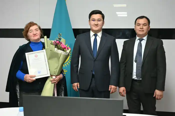 Надежда Завялова из Жетысая награждена за 40 лет бесплатной уборки улиц и посадки цветов Астане