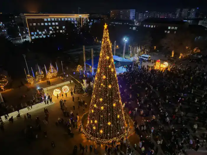 В Конаев впервые прибыл новогодний караван Coca-Cola (2)