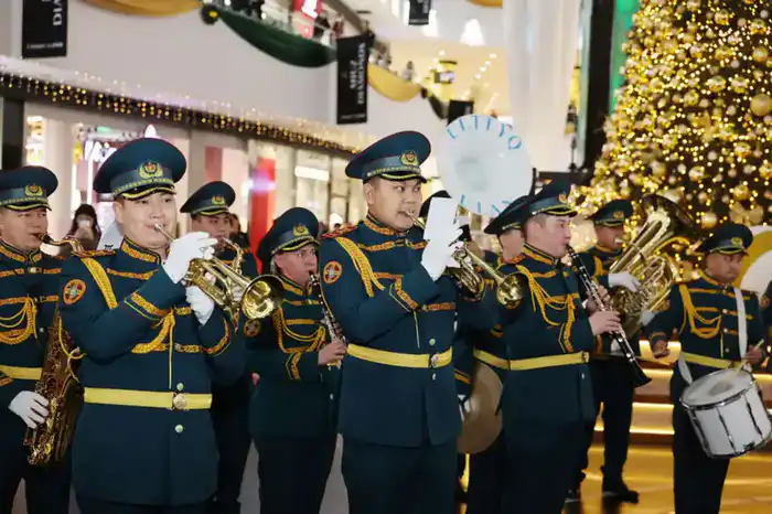 Военнослужащие Нацгвардии наполнили столицу новогодним настроением (8)