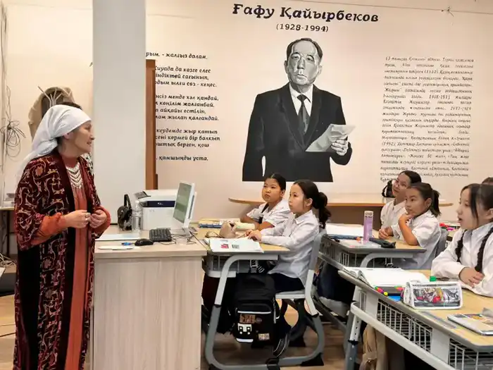 В Астане бабушки-волонтеры обучили школьников рукоделию, способствуя развитию творческих навыков и безопасности в хобби. Астане