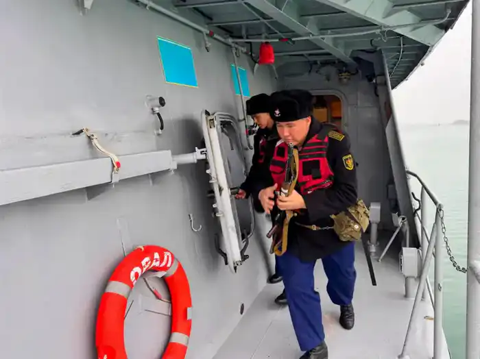 Военные моряки отработали комплекс боевых задач в Каспийском море (2)