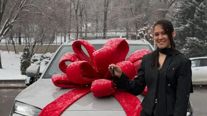 Казахстанские чемпионки мира по боксу Алуа Балкибекова и Назым Кызайбай были награждены дорогостоящими подарками за свои достижения в спорте, что подчеркивает их значимость и вклад в развитие бокса в стране. Астане