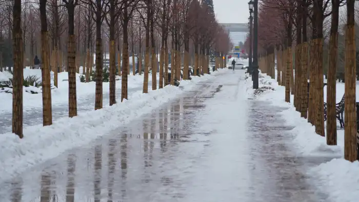 Астана в ледяном плену: как гололед влияет на передвижение и безопасность горожан Астане