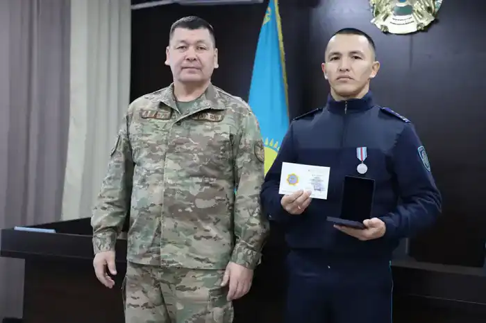 Награждение полицейских за спасение детей из пожара в области Ұлытау Астане
