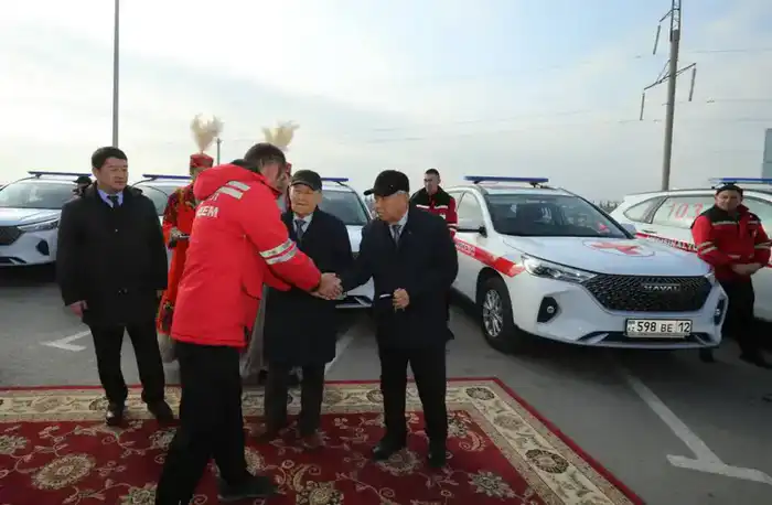 В Мангистауской области медицинским учреждениям передали новые санитарные автомобили (8)