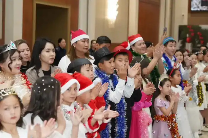 Собрание более 200 детей в Туркестане символизирует единство и надежду на будущее в преддверии Нового года Астане