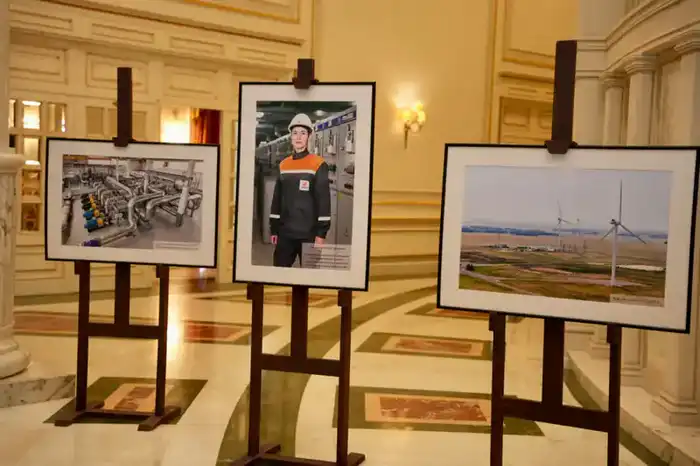 Министр энергетики Казахстана Ерлан Аккенженов отмечает достижения работников отрасли на международной арене Астане