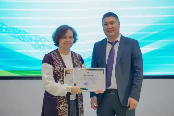 В Астане состоялась торжественная церемония вручения сертификатов слушателям курсов казахского языка (8)