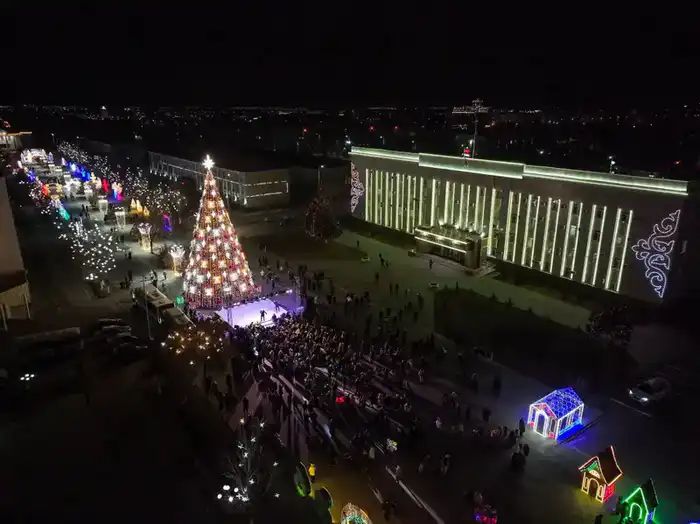 Зажглась новогодняя елка (2)