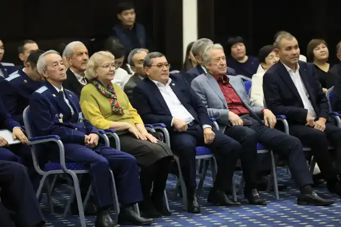 Аким области поздравил работников прокуратуры с профессиональным праздником (9)