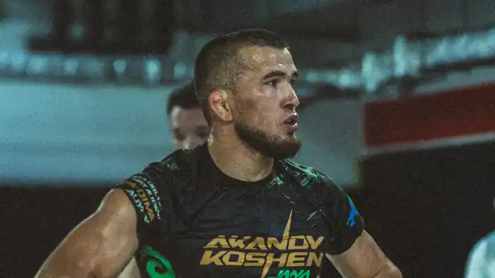 Казахстанский боец Кошен Аканов нокаутирует узбекистанца Худойбердиева на турнире Brave CF и ATF: символ единства и соперничества в Центральной Азии Астане