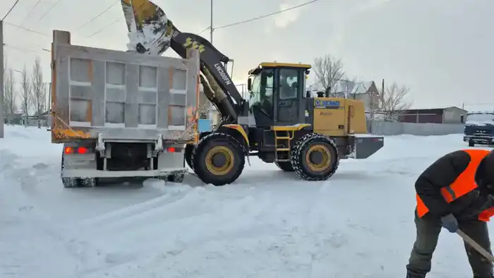 В Астане более трех тысяч дорожных рабочих и 1420 единиц техники активно занимаются снегоуборкой Астане