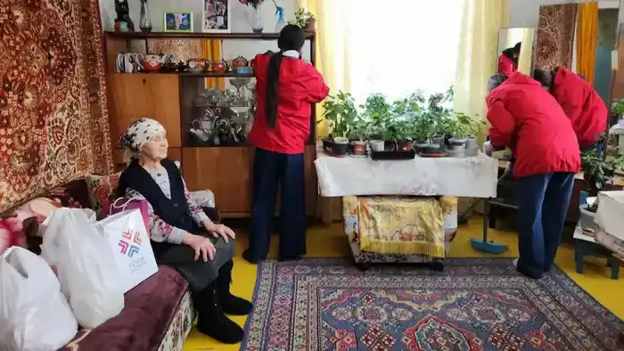 «Адреса заботы»: столичные волонтеры помогли пожилой астанчанке очистить двор от снега (2)