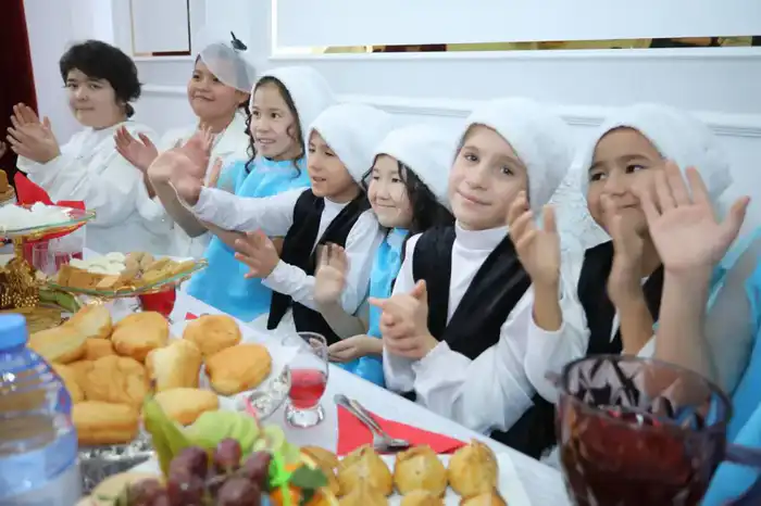 Аким Мангистауской области поздравил воспитанников детского дома с Новым годом (5)