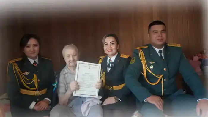 В Алматы военнослужащие отметили 102-летие ветерана Великой Отечественной войны Астане