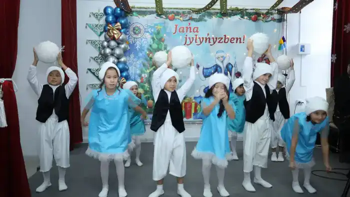 Аким Мангистауской области вручил подарки воспитанникам детского дома во время новогоднего праздника Астане