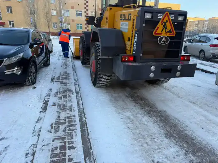 Более 3 000 дорожных рабочих и 1 400 единиц спецтехники задействованы в снегоуборочных работах в Астане (3)
