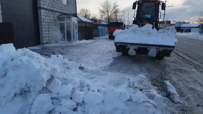 Свыше 1 400 единиц спецтехники задействованы в снегоуборочных работах и посыпке тротуаров техсолью в Астане Астане