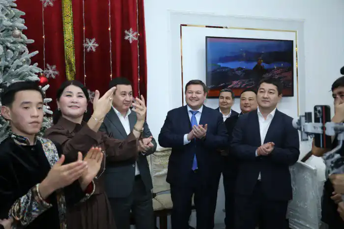 Аким Мангистауской области поздравил воспитанников детского дома с Новым годом (8)