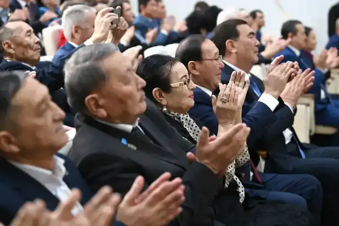 Выступление Главы государства на встрече с общественностью Жамбылской области (5)