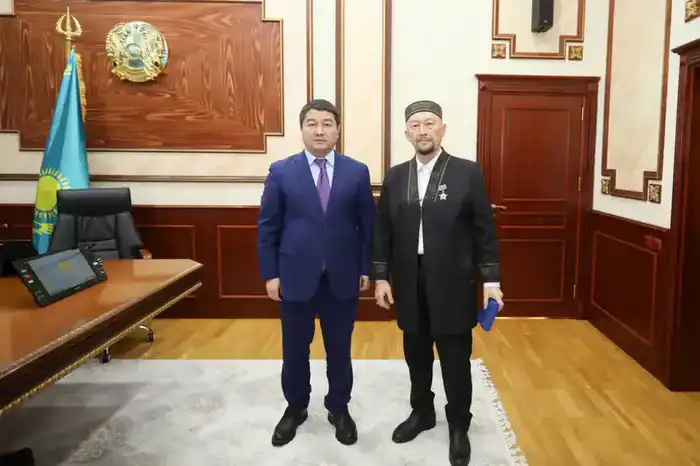 Нурдаулет Килыбай вручил государственные награды людям труда (4)