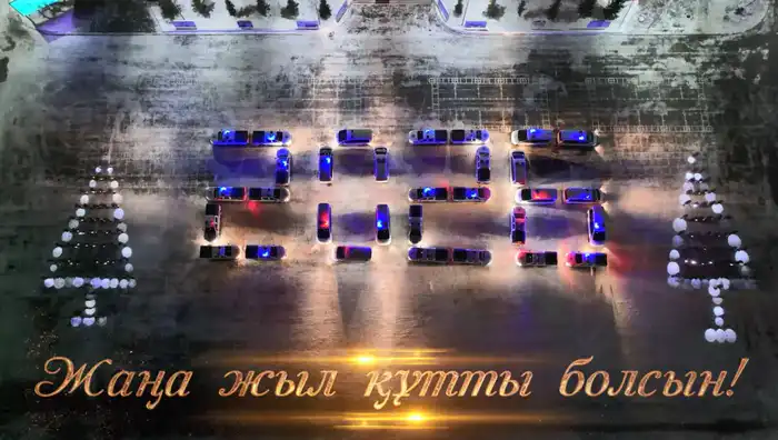 Военнослужащие Национальной гвардии МВД РК провели акцию, символизирующую переход в новый год и демонстрирующую дисциплину и готовность к службе Астане