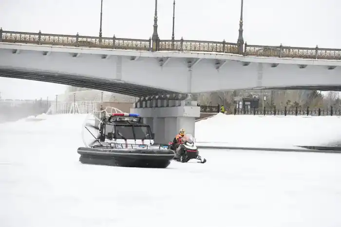 «Тонкий лед»: столичные спасатели напомнили горожанам правила безопасного поведения на льду (9)