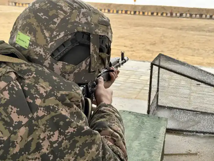 Матросы Военно-морских сил впервые выполнили стрельбы из автомата АК-74 Астане