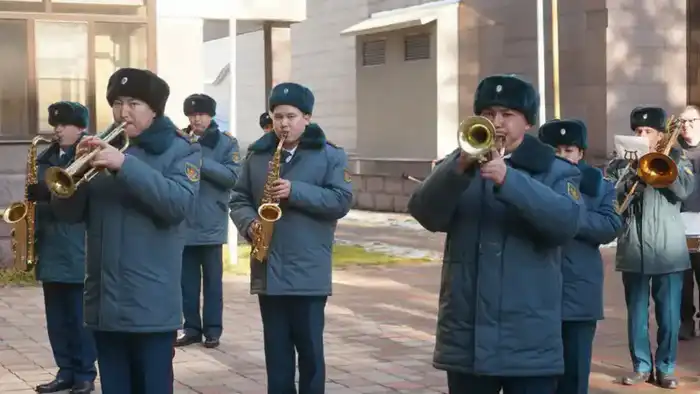 В Алматы военнослужащие с оркестром поздравили Бибигуль Тулегенову с днем рождения (6)