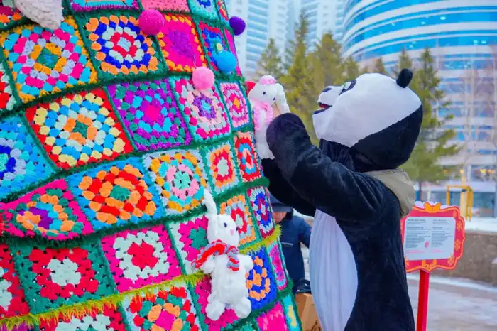 В Астане возвели эко-елку с казахской символикой (4)