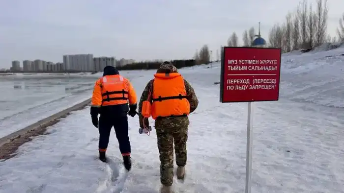 В Астане временно закрыты каток и ледяные горки на набережной Есиля из-за потепления Астане