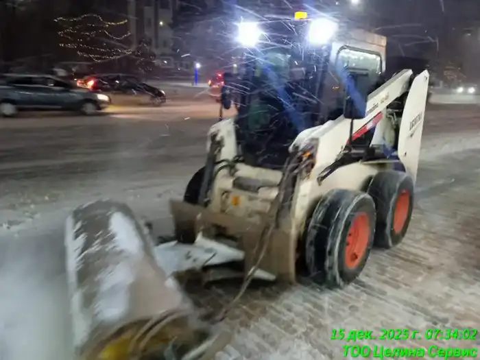 Более 3 000 дорожных рабочих и около 1 500 единиц спецтехники задействованы в снегоуборочных работах в Астане (10)