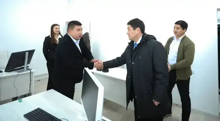 В селе Кендерли открыли новое здание акимата, вручили служебные автомобили (9)