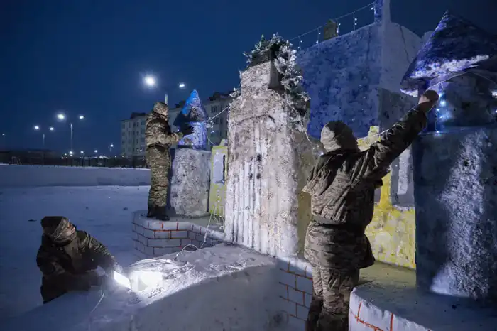 Лёд, фантазия и тепло сердец: столичные гвардейцы создали новогодний городок (4)